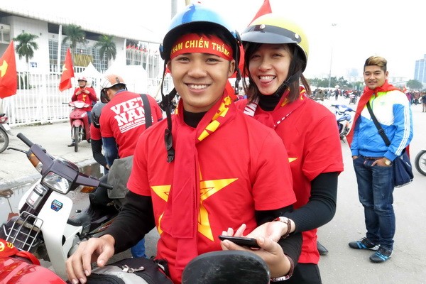 Rực màu cờ đỏ trước trận Việt Nam - Malaysia - ảnh 6