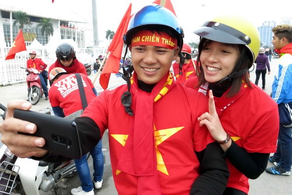 Rực màu cờ đỏ trước trận Việt Nam - Malaysia - ảnh 7