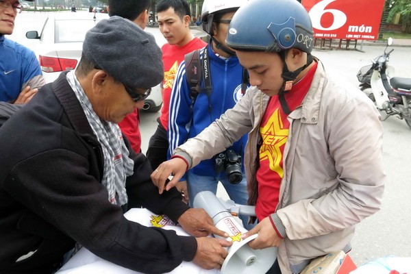 Rực màu cờ đỏ trước trận Việt Nam - Malaysia - ảnh 8
