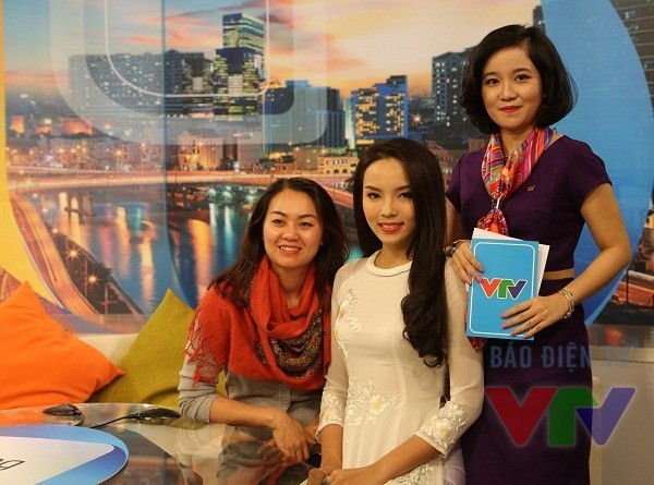 Hoa hậu Kỳ Duyên rạng rỡ trên trường quay VTV - ảnh 2