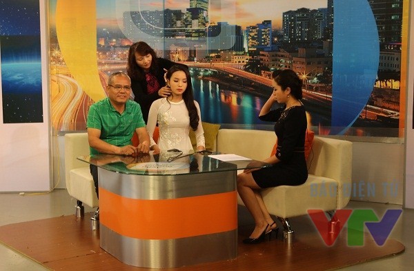 Hoa hậu Kỳ Duyên rạng rỡ trên trường quay VTV - ảnh 4