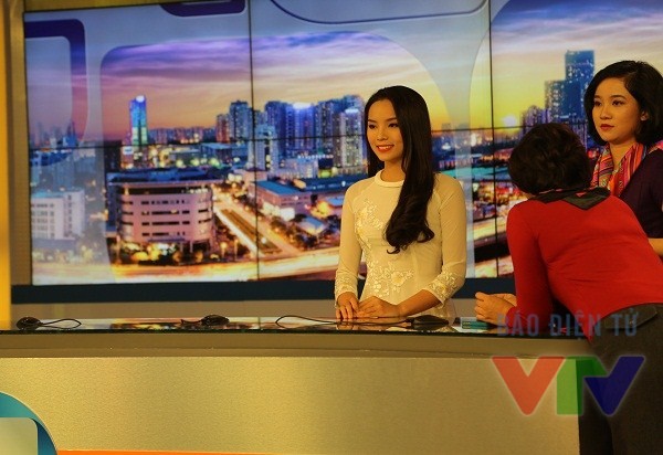 Hoa hậu Kỳ Duyên rạng rỡ trên trường quay VTV - ảnh 10