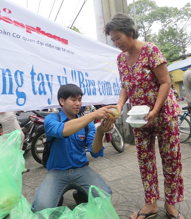 Báo Tiền Phong phát gần 300 suất cơm cho người nghèo - ảnh 5