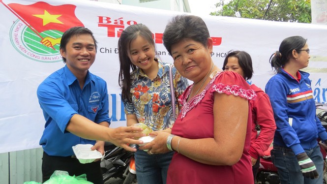 Báo Tiền Phong phát gần 300 suất cơm cho người nghèo - ảnh 1