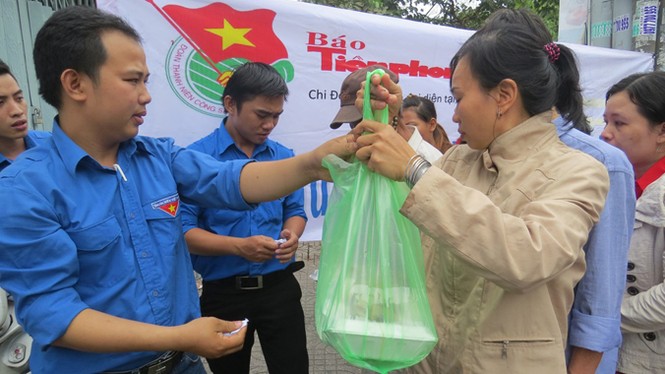 Báo Tiền Phong phát gần 300 suất cơm cho người nghèo - ảnh 2