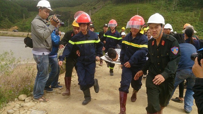 Diễn tập phương án đưa nạn nhân sập hầm ra ngoài - ảnh 6