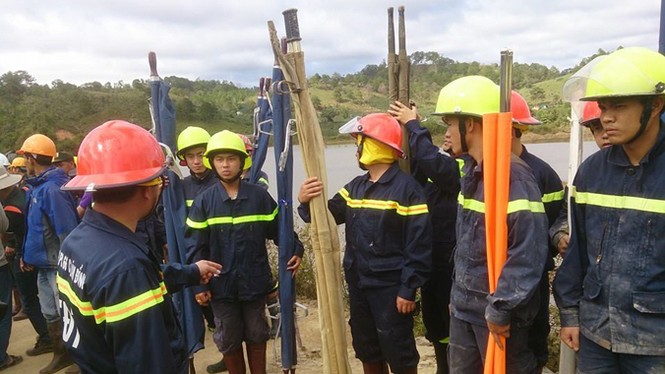 Diễn tập phương án đưa nạn nhân sập hầm ra ngoài - ảnh 4