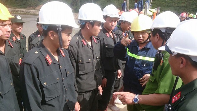 Diễn tập phương án đưa nạn nhân sập hầm ra ngoài - ảnh 3