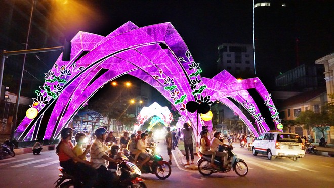 Lung linh đèn hoa, Sài Gòn háo hức chờ đón Giáng sinh - ảnh 9