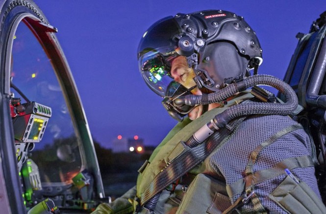 Tận mắt mũ bay tối tân của phi công F-35 - ảnh 2