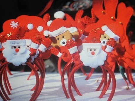 Sinh viên đổ xô kiếm tiền dịp Noel - ảnh 1