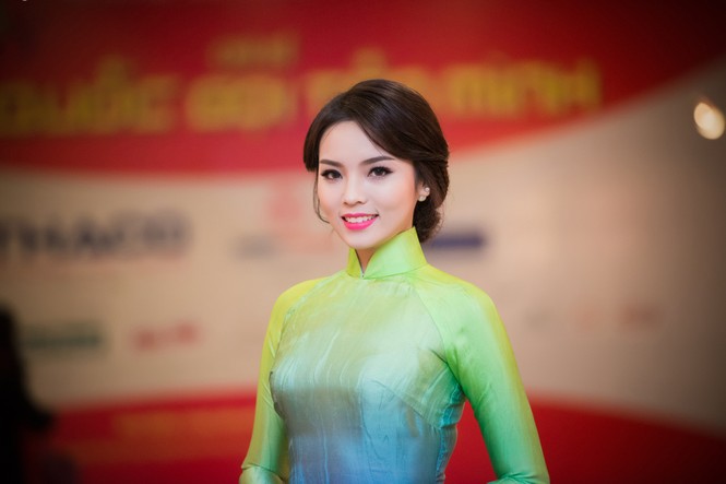 Hoa hậu Kỳ Duyên, Á hậu Huyền My khoe sắc ở Hà Nội - ảnh 4