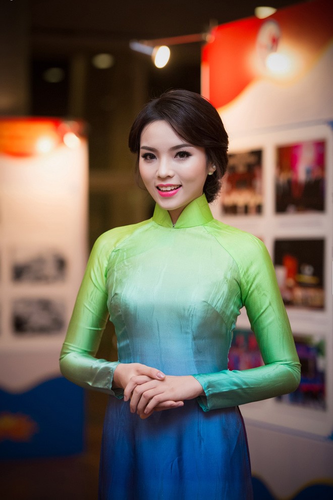 Hoa hậu Kỳ Duyên, Á hậu Huyền My khoe sắc ở Hà Nội - ảnh 5