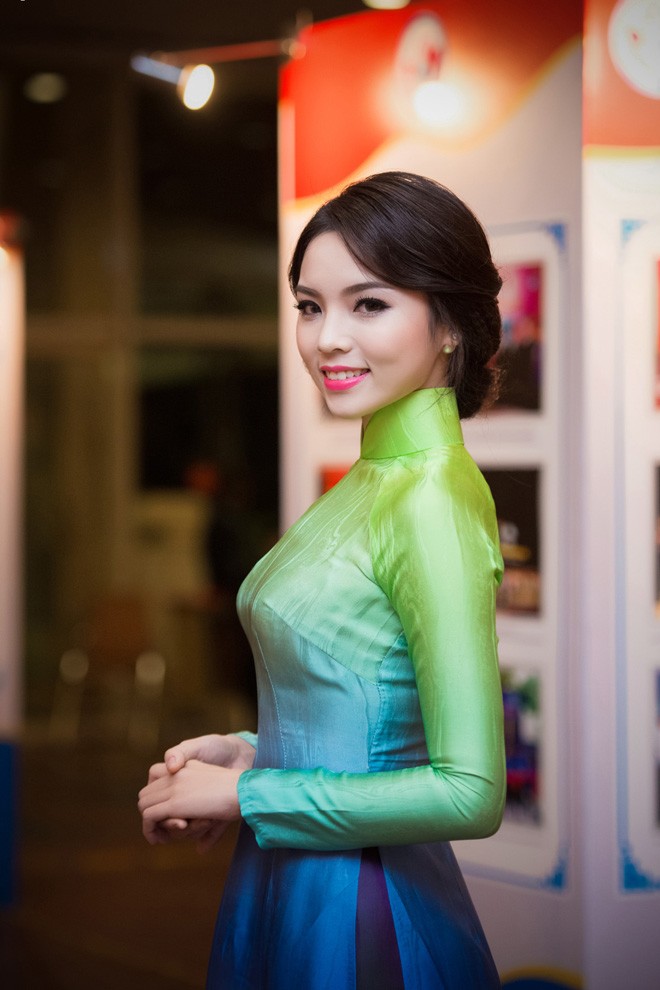 Hoa hậu Kỳ Duyên, Á hậu Huyền My khoe sắc ở Hà Nội - ảnh 2
