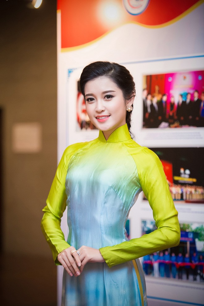 Hoa hậu Kỳ Duyên, Á hậu Huyền My khoe sắc ở Hà Nội - ảnh 8