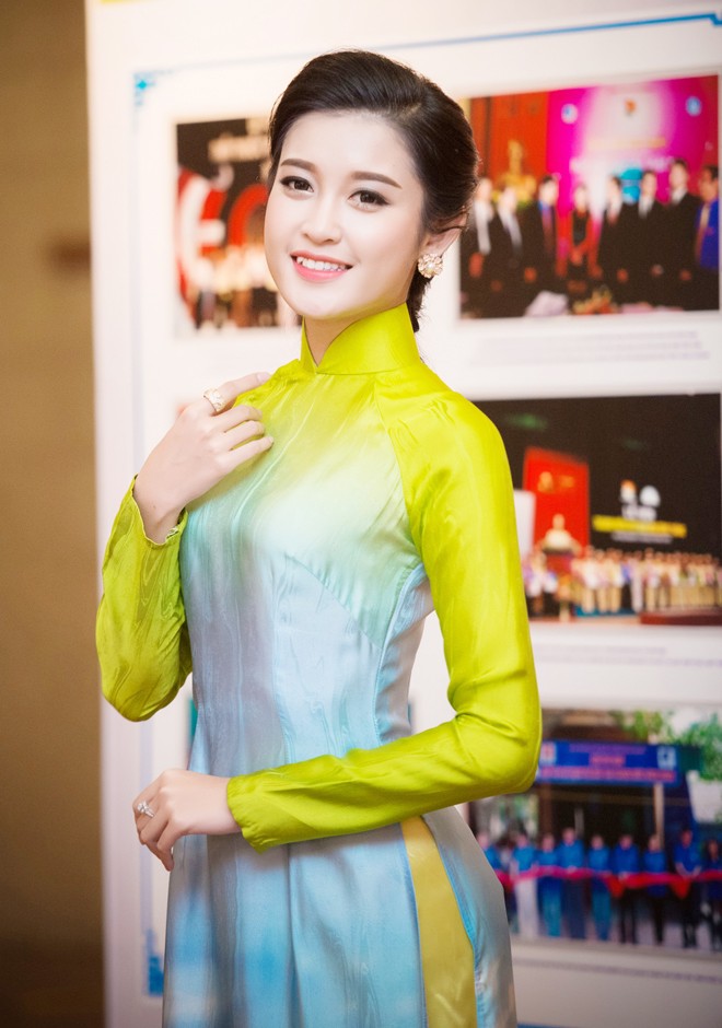 Hoa hậu Kỳ Duyên, Á hậu Huyền My khoe sắc ở Hà Nội - ảnh 9