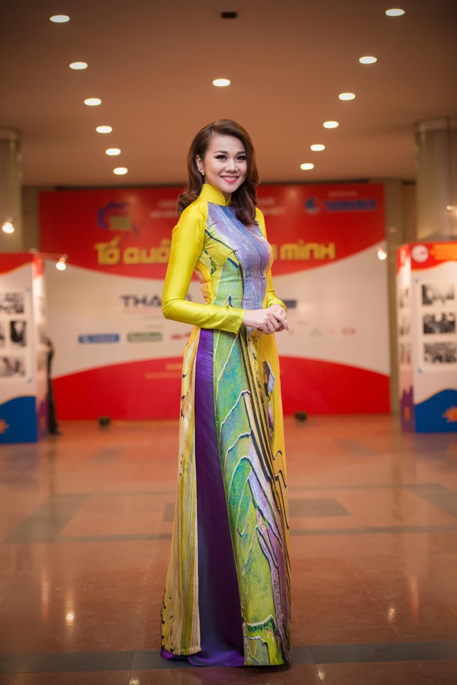 Hoa hậu Kỳ Duyên, Á hậu Huyền My khoe sắc ở Hà Nội - ảnh 13