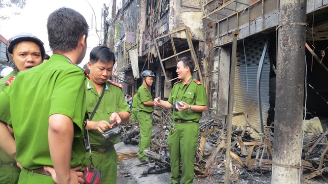 Khám nghiệm hiện trường vụ cháy lớn ở trung tâm Sài Gòn - ảnh 5