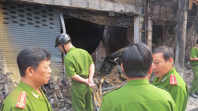 Khám nghiệm hiện trường vụ cháy lớn ở trung tâm Sài Gòn - ảnh 6