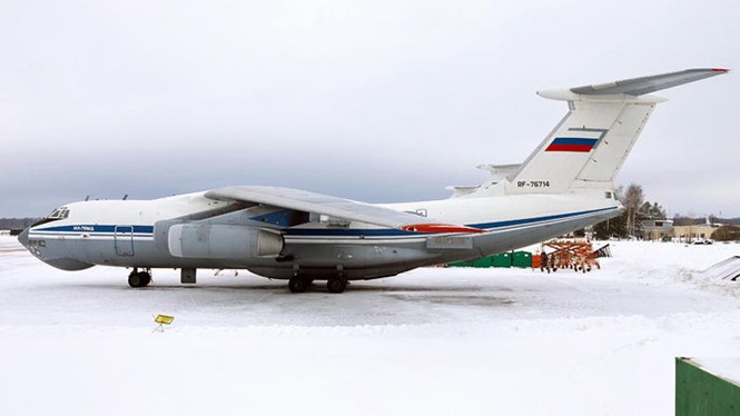 Cận cảnh lắp bom cho máy bay vận tải IL-76 của Nga - ảnh 10