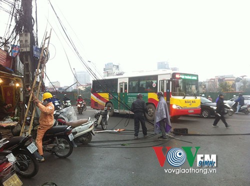 Cột điện đổ tại ngã ba, người đi xe máy ngã nhào - ảnh 1