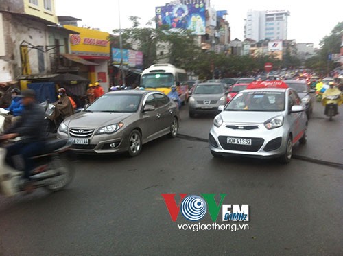 Cột điện đổ tại ngã ba, người đi xe máy ngã nhào - ảnh 2