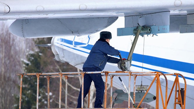 Cận cảnh lắp bom cho máy bay vận tải IL-76 của Nga - ảnh 3