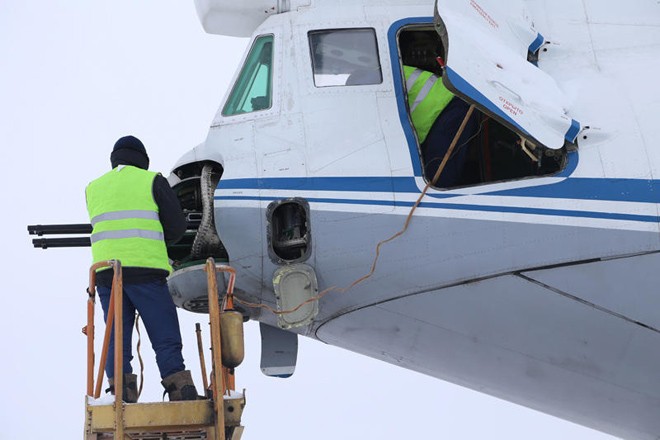 Cận cảnh lắp bom cho máy bay vận tải IL-76 của Nga - ảnh 5
