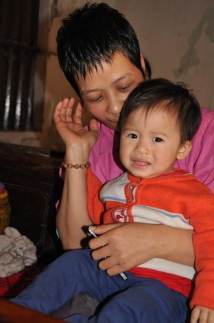 Người mẹ hy sinh đôi mắt để giữ mạng sống cho con - ảnh 3