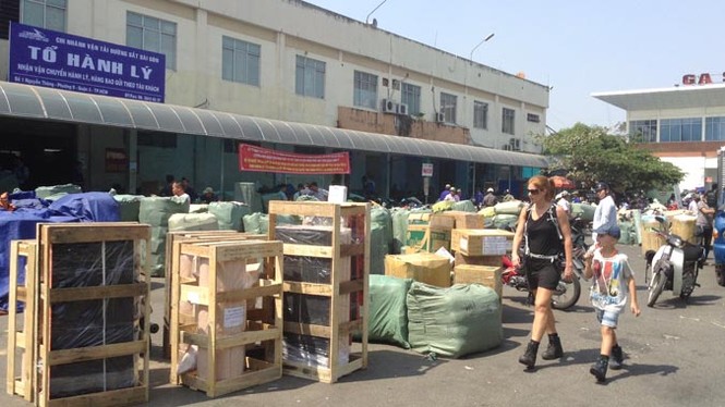 Bến xe, nhà ga Sài Gòn rộn ràng ngày giáp Tết - ảnh 10