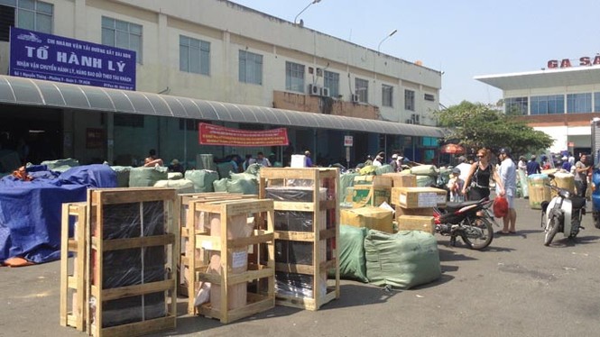 Bến xe, nhà ga Sài Gòn rộn ràng ngày giáp Tết - ảnh 11