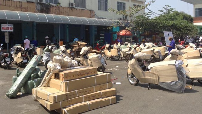 Bến xe, nhà ga Sài Gòn rộn ràng ngày giáp Tết - ảnh 12