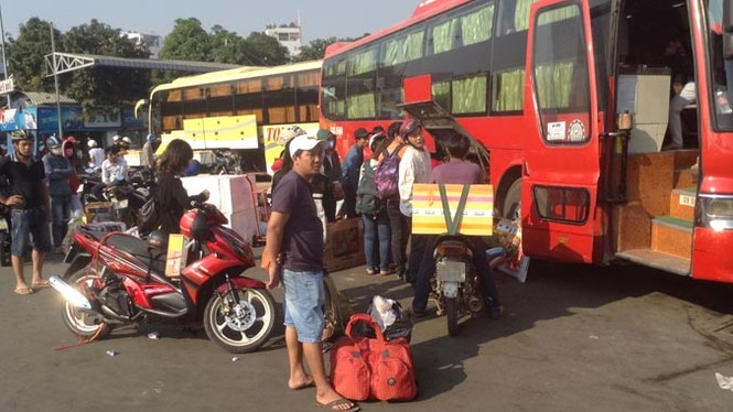 Bến xe, nhà ga Sài Gòn rộn ràng ngày giáp Tết - ảnh 1