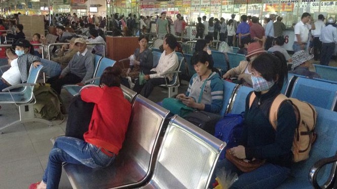 Bến xe, nhà ga Sài Gòn rộn ràng ngày giáp Tết - ảnh 2