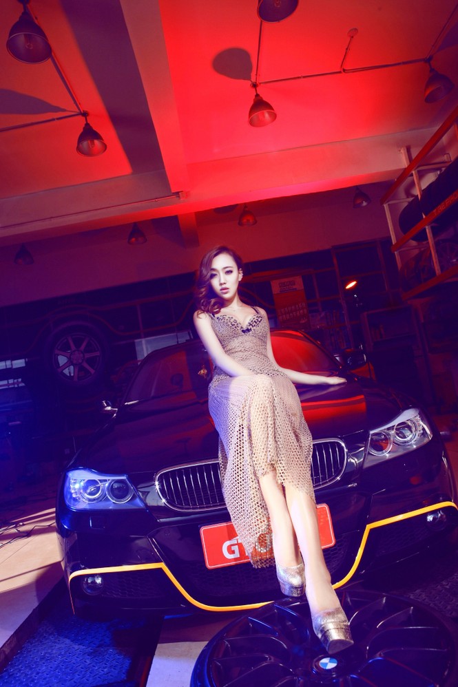 Kiều nữ khoe đường cong 'đốn tim' bên BMW - ảnh 2