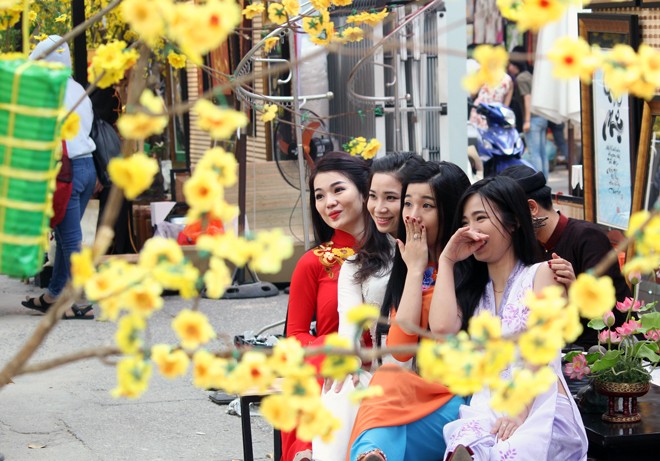 Sài Gòn tràn ngập sắc xuân cùng mai, đào - ảnh 4