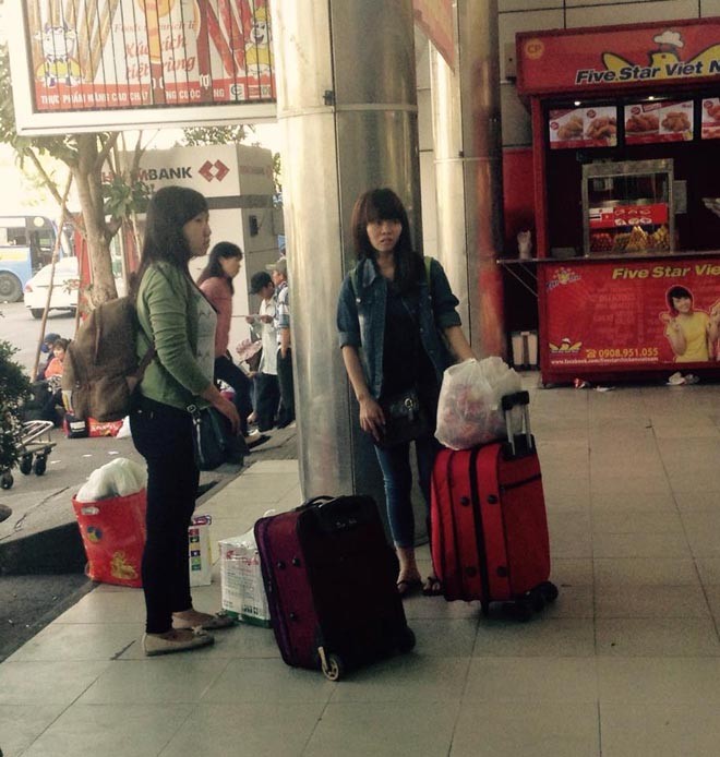 Bến xe, nhà ga Sài Gòn rộn ràng ngày giáp Tết - ảnh 4