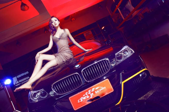 Kiều nữ khoe đường cong 'đốn tim' bên BMW - ảnh 3
