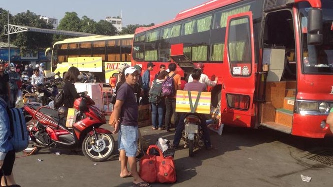 Bến xe, nhà ga Sài Gòn rộn ràng ngày giáp Tết - ảnh 5
