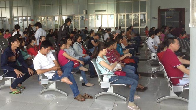 Bến xe, nhà ga Sài Gòn rộn ràng ngày giáp Tết - ảnh 6