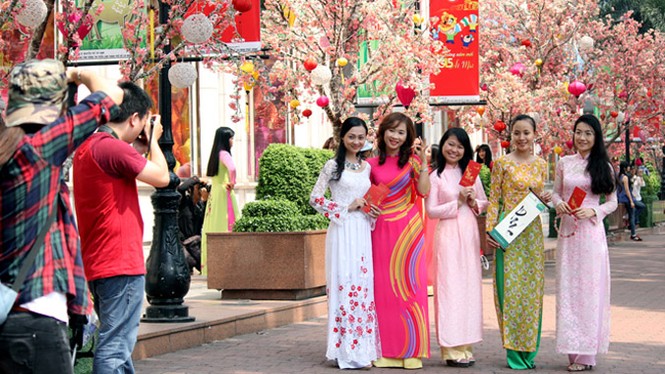 Sài Gòn tràn ngập sắc xuân cùng mai, đào - ảnh 7