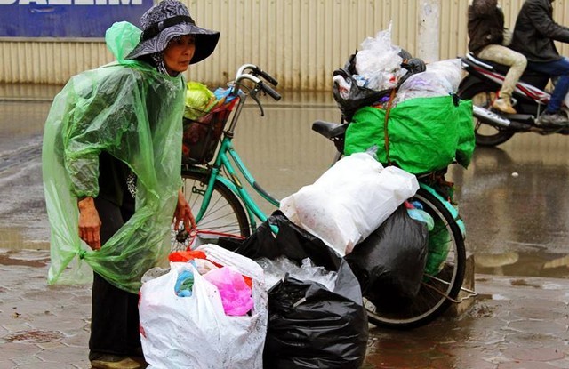 Sông, hồ thành “bãi rác” vì phóng sinh cá chép cho Táo quân - ảnh 10