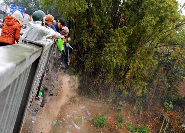 Sông, hồ thành “bãi rác” vì phóng sinh cá chép cho Táo quân - ảnh 11