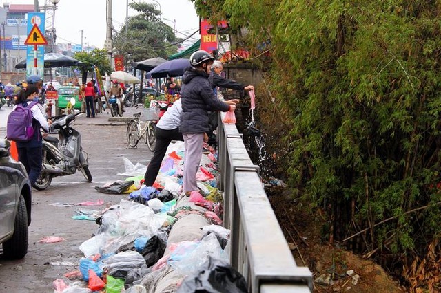 Sông, hồ thành “bãi rác” vì phóng sinh cá chép cho Táo quân - ảnh 12