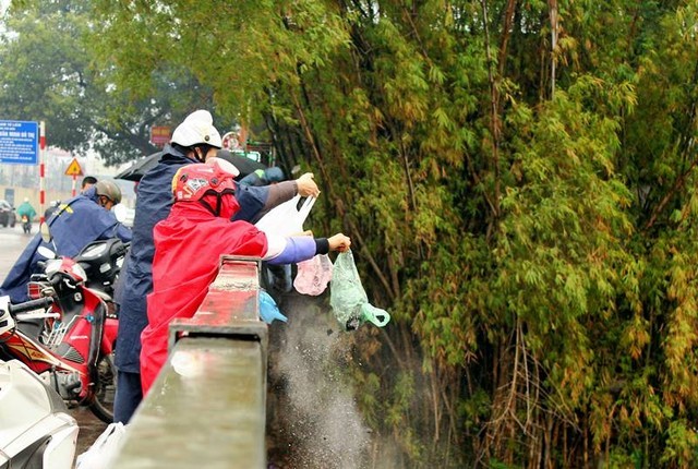 Sông, hồ thành “bãi rác” vì phóng sinh cá chép cho Táo quân - ảnh 13