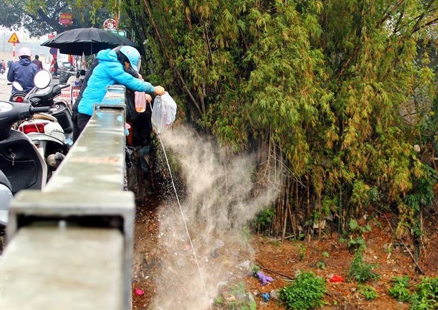 Sông, hồ thành “bãi rác” vì phóng sinh cá chép cho Táo quân - ảnh 15