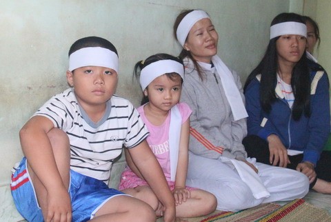 Vợ trẻ khóc ngất bên thi hài 2 cha con bị nạn - ảnh 2