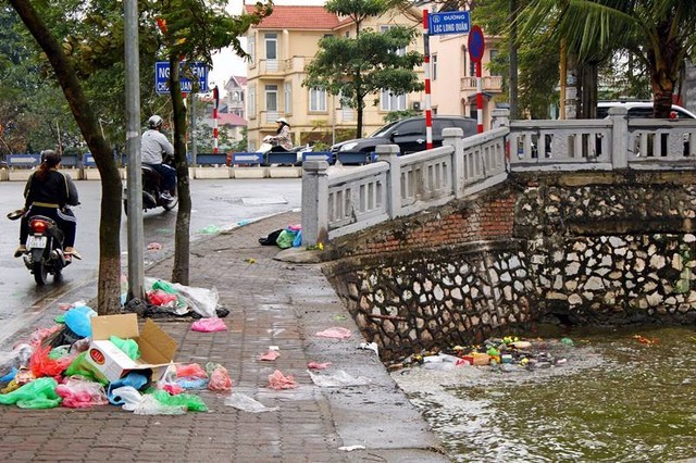 Sông, hồ thành “bãi rác” vì phóng sinh cá chép cho Táo quân - ảnh 3