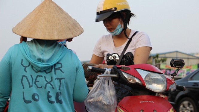 TP.HCM: Tiễn ông Táo về trời, dân nô nức thả cá phóng sinh - ảnh 3