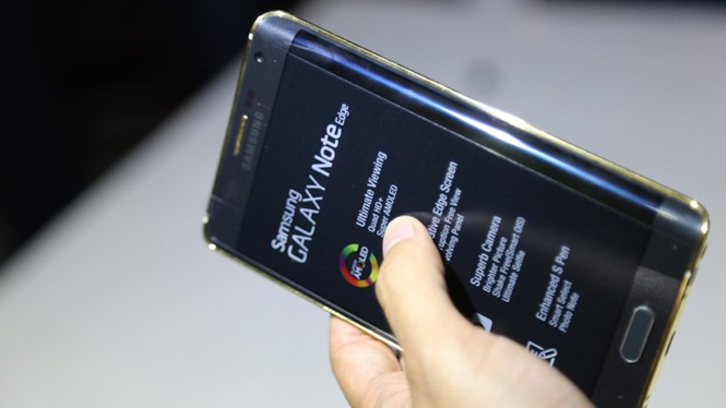 Cận cảnh Galaxy Note Edge mạ vàng tại Việt Nam - ảnh 4